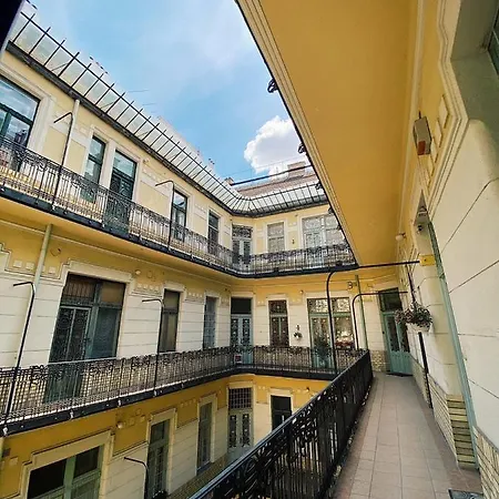 Vintage Opera Apartment *